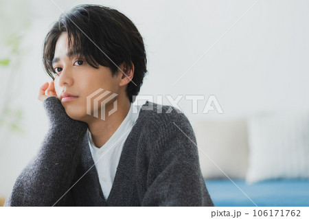 ニットの男性 106171762