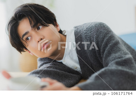 ニットの男性 106171764