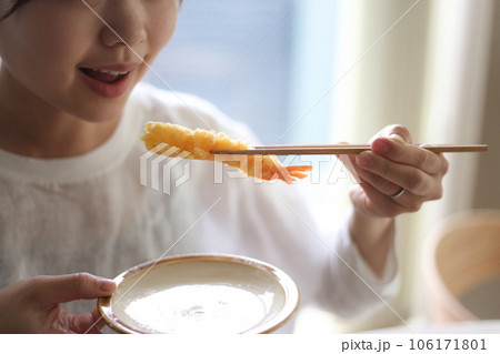 エビの天ぷらを食べる女性 エビの天ぷらを食べる女性 106171801