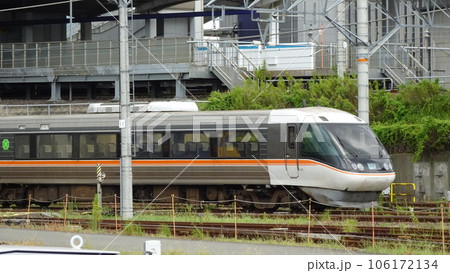 車庫から名古屋駅に入る特急しなの 106172134