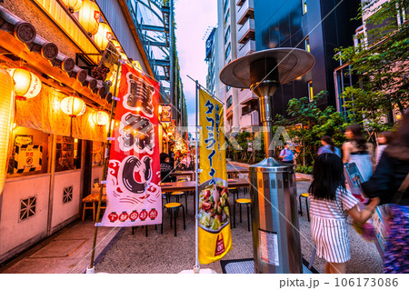 日本の東京都市景観 35減↓都府県・全国連続減↓。換気対策万全、賑わう渋谷駅前の渋谷横丁=8月19日 日本の東京都市景観 35減↓都府県・全国連続減↓。換気対策万全、賑わう渋谷駅前の渋谷横丁=8月19日 106173086