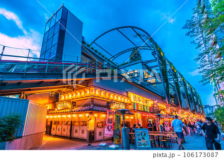 日本の東京都市景観 35減↓都府県・全国連続減↓。換気対策万全、賑わう渋谷駅前の渋谷横丁＝8月19日 106173087