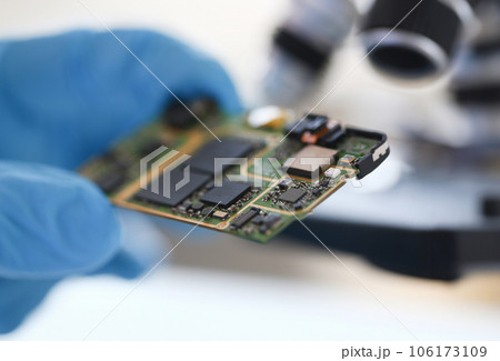 An employee of computer repair service 106173109