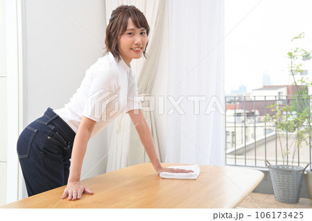 布巾でテーブルを拭く女性 106173425