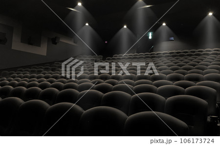 劇場の観客席 106173724