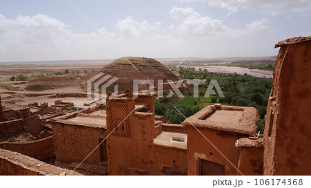 アイット・ベン・ハドゥからの景色とアジフ・オウニーラ川【モロッコ】 106174368