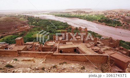 アイット・ベン・ハドゥからの景色とアジフ・オウニーラ川【モロッコ】 アイット・ベン・ハドゥからの景色とアジフ・オウニーラ川【モロッコ】 106174371