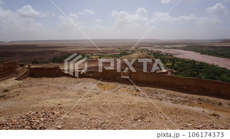 アイット・ベン・ハドゥ、頂上の景色【モロッコ】 106174373