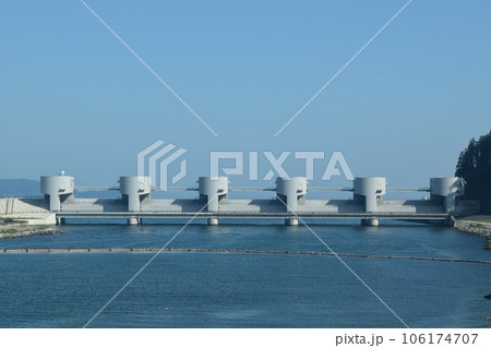 快晴の気仙川水門　岩手 106174707