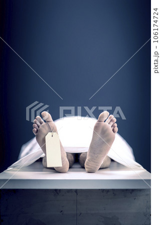 feet with dead man's tag in mortuary background 106174724