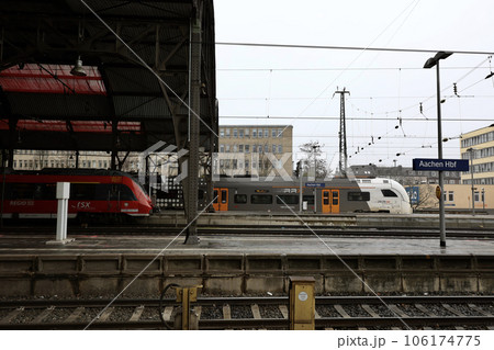 アーヘン中央駅に停車する電車 アーヘン中央駅に停車する電車 106174775