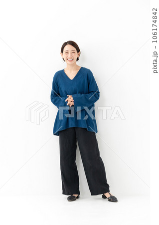 カジュアルな服装の女性 ポートレート カジュアルな服装の女性 ポートレート 106174842
