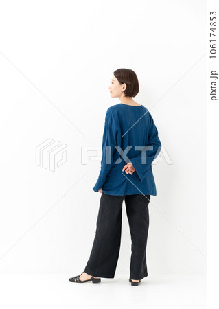 カジュアルな服装の女性　ポートレート 106174853
