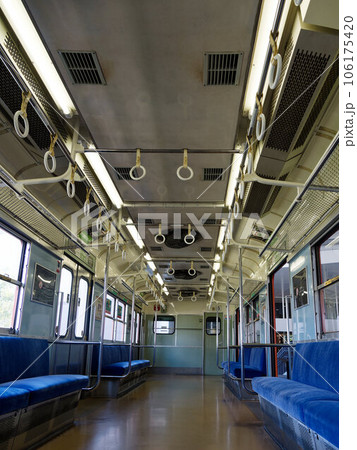 JR大阪環状線の扇風機の付いた電車の車内 106175420