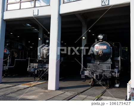 扇形庫に格納された蒸気機関車を正面から撮影した写真 106175427