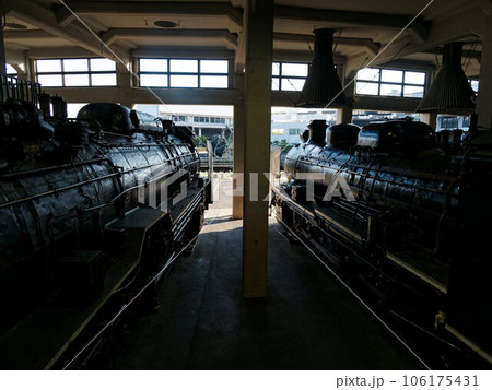 扇形車庫に格納された蒸気機関車を撮影した写真 106175431
