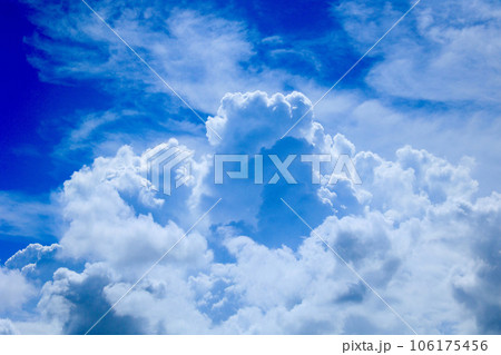青空に浮かぶ白い雲 106175456
