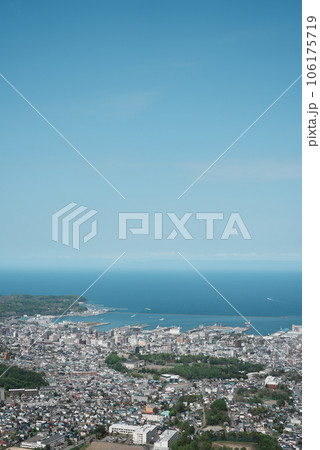 【縦写真】小樽天狗山から見た小樽の風景 106175719