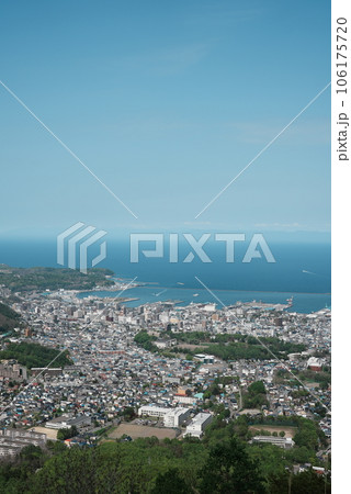 【縦写真】小樽天狗山から見た小樽の風景 106175720