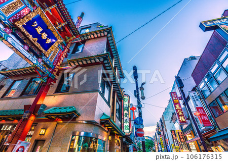 日本の横浜都市景観 横浜中華街・市場通りなどを望む(賑わう中華街)=8月17日 日本の横浜都市景観 横浜中華街・市場通りなどを望む(賑わう中華街)=8月17日 106176315