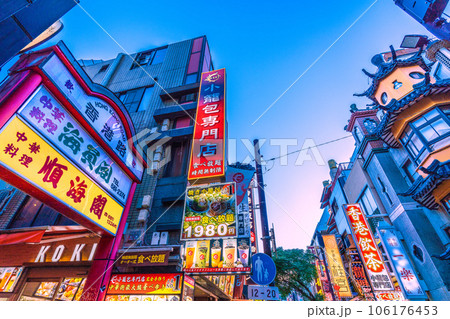 日本の横浜都市景観 横浜中華街・香港路などを望む（賑わう中華街）＝8月17日 106176453