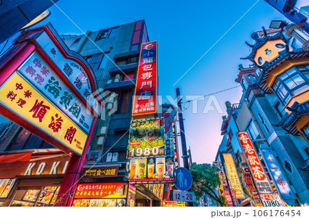 日本の横浜都市景観 横浜中華街・香港路などを望む（賑わう中華街）＝8月17日 106176454