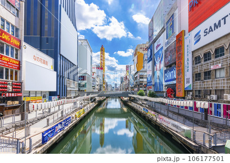 大阪ミナミ　早朝の道頓堀　夏の日の朝（道頓堀橋からの眺め） 106177501