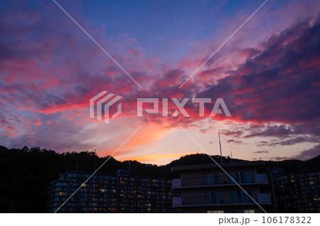 真っ赤な夕焼け、6月5日、中山桜台、宝塚市、日本 真っ赤な夕焼け、6月5日、中山桜台、宝塚市、日本 106178322