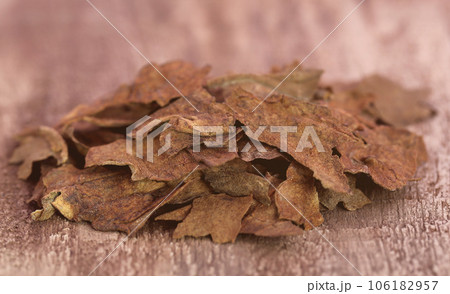 Dry tobacco leaves 106182957