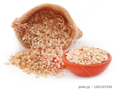 Brown rice in a pottery Brown rice in a pottery 106183384