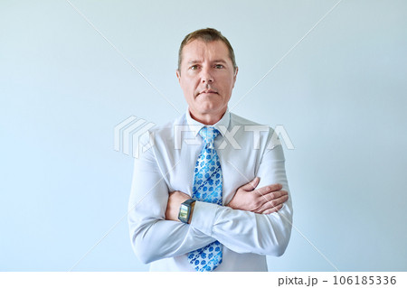 Business mature man in white shirt with tie looking at camera 106185336