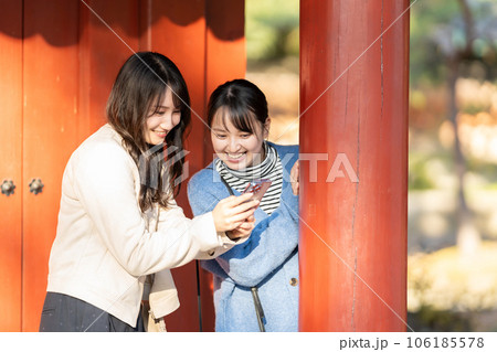 観光する若い女性 観光する若い女性 106185578