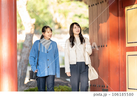 観光する若い女性 観光する若い女性 106185580