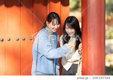 観光する若い女性 106185589