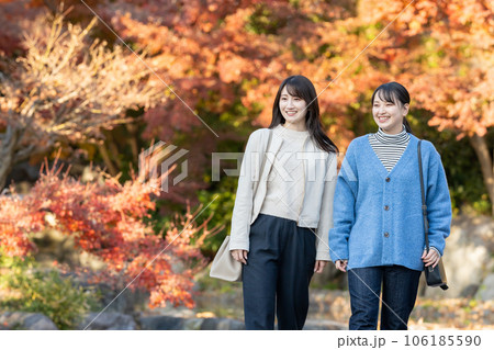 紅葉を楽しむ若い女性 106185590
