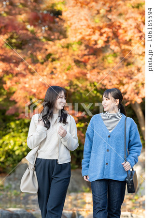 紅葉を楽しむ女性 106185594