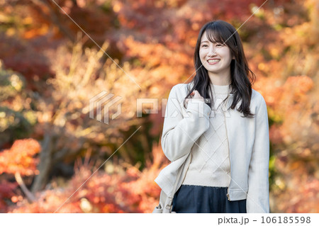 紅葉を楽しむ女性 106185598