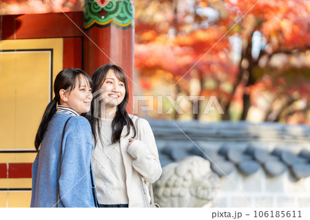 紅葉を眺める若い女性 紅葉を眺める若い女性 106185611