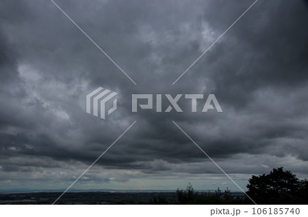 「鉛色の空」暗い雲・黒い雲・厚い雲 106185740