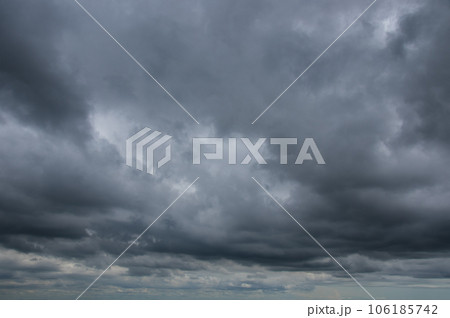 「鉛色の空」暗い雲・黒い雲・厚い雲 「鉛色の空」暗い雲・黒い雲・厚い雲 106185742