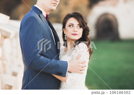 Close up of a nice young wedding couple 106186302