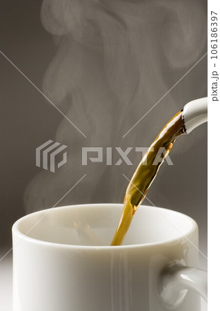 コーヒーを注ぐ 106186397