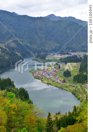 尻吹峠から望む金山町大志集落（福島県） 106186945