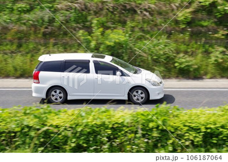 自動車流し撮り トヨタ初代ウィッシュ 自動車流し撮り トヨタ初代ウィッシュ 106187064