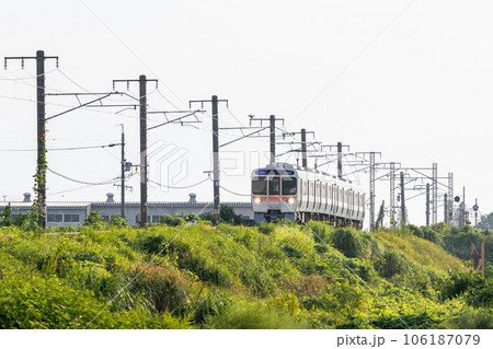 【関西本線】築堤区間を通過する快速列車 【関西本線】築堤区間を通過する快速列車 106187079