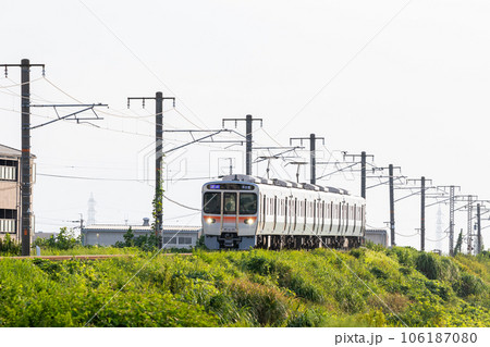 【関西本線】築堤区間を通過する快速列車 106187080