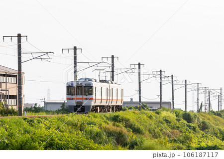 【関西本線】築堤区間を通過する快速列車 106187117