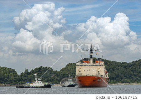 夏空の横須賀港【ヴェルニー公園】南極観測船しらせ 106187715