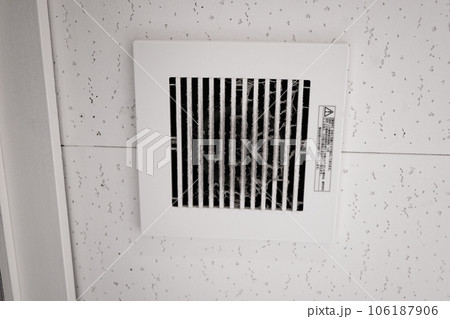 トイレや洗面所にある天井の換気口の汚れ トイレや洗面所にある天井の換気口の汚れ 106187906