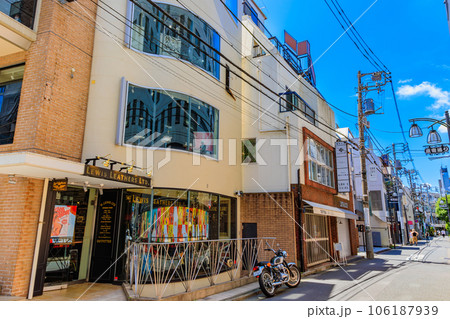 東京　渋谷区　裏原宿のおしゃれな街並み（原宿通り） 106187939